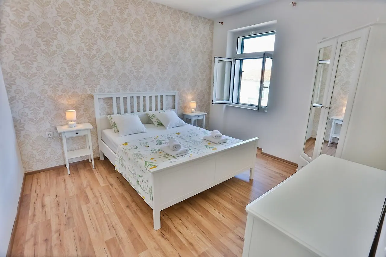 Mana2 Apartment Split Centre